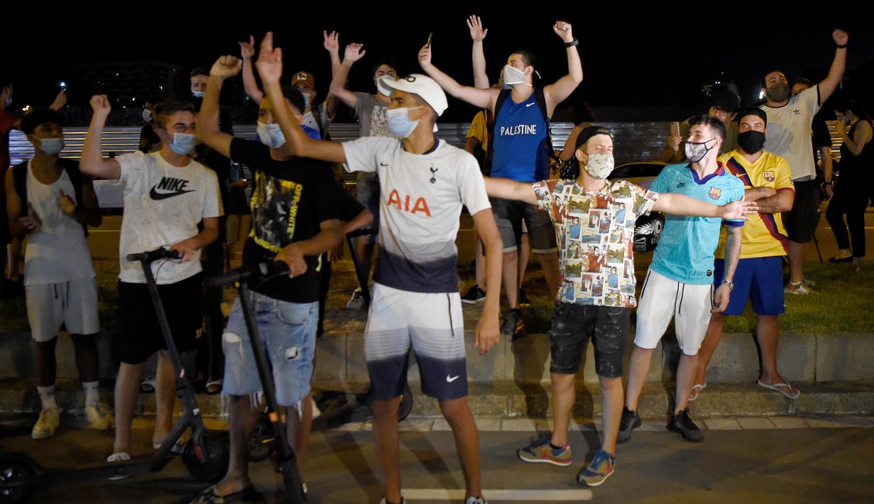 Suporter melakukan protes di depan kantor Barcelona, Selasa (25/8/2020). Aksi tersebut merupakan respon fans atas kabar Lionel Messi yang akan meninggalkan Camp Nou pada musim panas ini. (AFP/Pau Barrena)