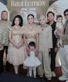 Raul Lemos merayakan ulang tahun ke-55 bersama keluarganya. Mereka pun tampil dengan busana nuansa earth tone termasuk Krisdayanti, Aurel, dan Amora. [@krisdayantilemos]