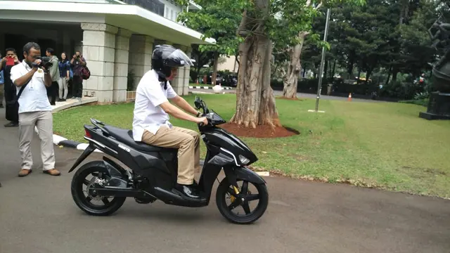 Menteri Energi Sumber Daya Mineral, Ignasius Jonan memaparkan impresi pertama berkendara dengan Gesits.