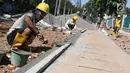 Sejumlah pekerja menyelesaikan pembuatan trotoar di kawasan Senayan, Jakarta, Senin (28/8). Pembuatan trotoar dilakukan dalam rangka menyambut event Asian Games 2018 mendatang yang akan digelar di Jakarta dan Palembang. (Liputan6.com/Immanuel Antonius)