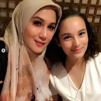 Marini Zumarnis mengunggah foto bersama Chelsea Islan saat makan malam bersama (Instagram/@marinizumarnisreal)
