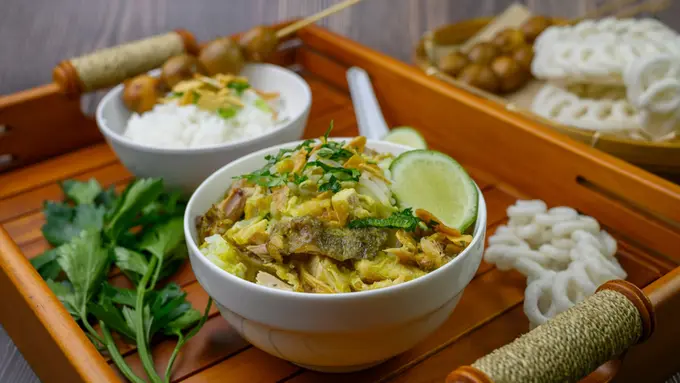 soto ayam kuah kuning