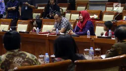 Terpidana kasus pelanggaran UU ITE sekaligus korban pelecehan seksual Baiq Nuril berbicara dalam rapat pleno Komisi III DPR di Gedung Nusantara III, Jakarta, Rabu (23/7/2019). Dalam rapat itu, Baiq Nuril berharap DPR menyetujui permohonan amnestinya. (Liputan6.com/JohanTallo)