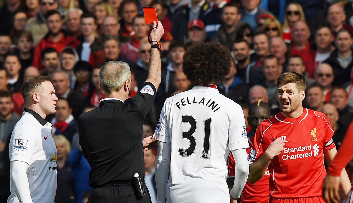 <p>Steven Gerrard menjadi nama terakhir dari Liverpool yang merasakan diusir wasit dalam laga kontra Manchester United. Sang kapten legendaris ini mendapat kartu merah usai melanggar Ander Herrera pada 22 Maret 2015. (AFP/Paul Ellis)</p>
