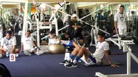 Pemain Persib Bandung saat menjalani latihan fisik di Universe Fitnes, Jalan Manado, Bandung, Kamis (17/1/2019). (Bola.com/Erwin Snaz)