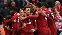 Selebrasi gol penentu kemenangan Liverpool pada laga lanjutan Premier League yang berlangsung di Stadion Anfield, Liverpool, Minggu (31/3). Liverpool menang 2-1 atas Tottenham Hotspur. (AFP/Paul Ellis)
