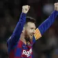 Penyerang Barcelona, Lionel Messi merayakan timnya mencetak gol ke empat ke gawang Celta Vigo pada pertandingan lanjutan La Liga Spanyol di stadion Camp Nou (9/11/2019). Barcelona menang telak 4-1 atas Vigo. (AP Photo/Joan Monfort)