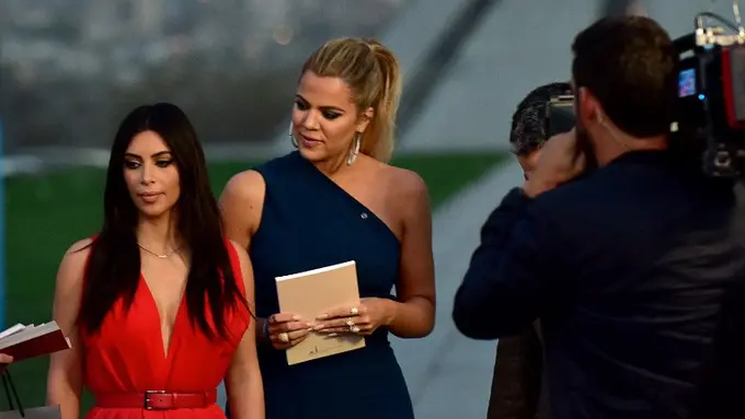 Khloe dan Kim Kardashian bertengkar. (Foto: AFP)