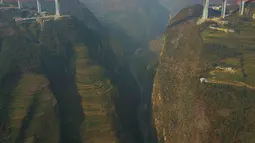 Jembatan Beipanjiang di dekat Bijie, Provinsi Guizhou, barat daya China, 28 Desember 2016. Jembatan yang berdiri 565 meter di atas Sungai Beipan itu pada Kamis 29 Desember 2016 waktu setempat sudah dibuka untuk lalu-lalang kendaraan. (STR / AFP)