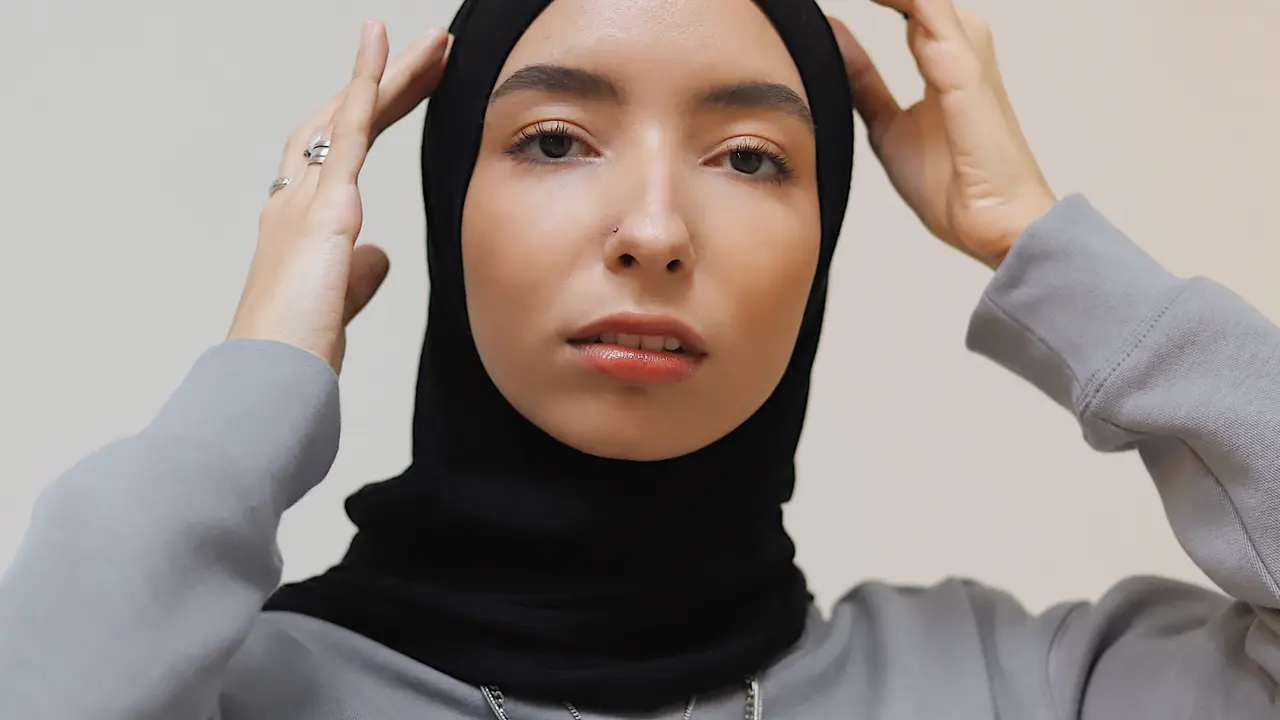 5 Rekomendasi Bahan Kerudung Segi Empat Terbaik, Anti Kusut dan Nyaman Dipakai