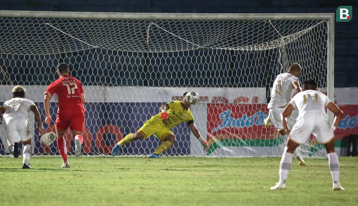 Pemain Dewa United, Risto Mitrevski mencetak gol pertama timnya ke gawang Persija Jakarta melalui eksekusi penalti dalam laga pekan ke-16 BRI Liga 1 2022/2023 di Stadion Sultan Agung, Bantul, Yogyakarta, Selasa (20/12/2022) malam WIB. (Bola.com/Ikhwan Yanuar)