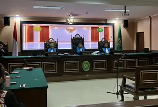 Pihak penggugat dalam perkara gugatan terkait surat keterangan atas nama Gibran Rakabuming Raka meninggalkan ruang sidang atau walk out dalam persidangan lanjutan di Pengadilan Tata Usaha Negara (PTUN) Jakarta, Kamis (29/10/2026). (Liputan6.com/Zahraa Devana)