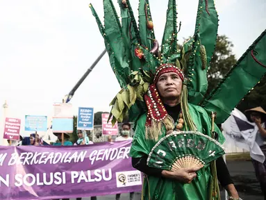 Aksi perempuan menuntut keadilan iklim di depan Istana Negara, Jakarta, Selasa (17/5). Dalam aksinya mereka meminta pemerintah Indonesia tegas dan konsisten dalam langkah mengatasi perubahan iklim. (Liputan6.com/Faizal Fanani)