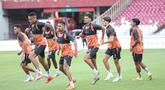 Para pemain Persija Jakarta tampak serius pada latihan resmi jelang pertandingan pekan ke-30 BRI Super League melawan Persis Solo yang bertempat di Stadion Utama Gelora Bung Karno (SUGBK) Jakarta pada Minggu (26/04/2026).