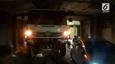 Kejadian ini mengganggu arus lalu lintas. Sopir truk pun mengalami luka-luka akibat benturan di dalam ruang kemudi.