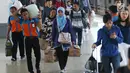 Ratusan penumpang berjalan menuju pintu keluar di Stasiun Senen, Jakarta, Rabu (28/6). Diperkirakan sekitar 22 ribu penumpang akan tiba di Stasiun Pasar Senen pada hari ini, Rabu 28 Juni 2017 atau H+3 lebaran. (Liputan6.com/Angga Yuniar)