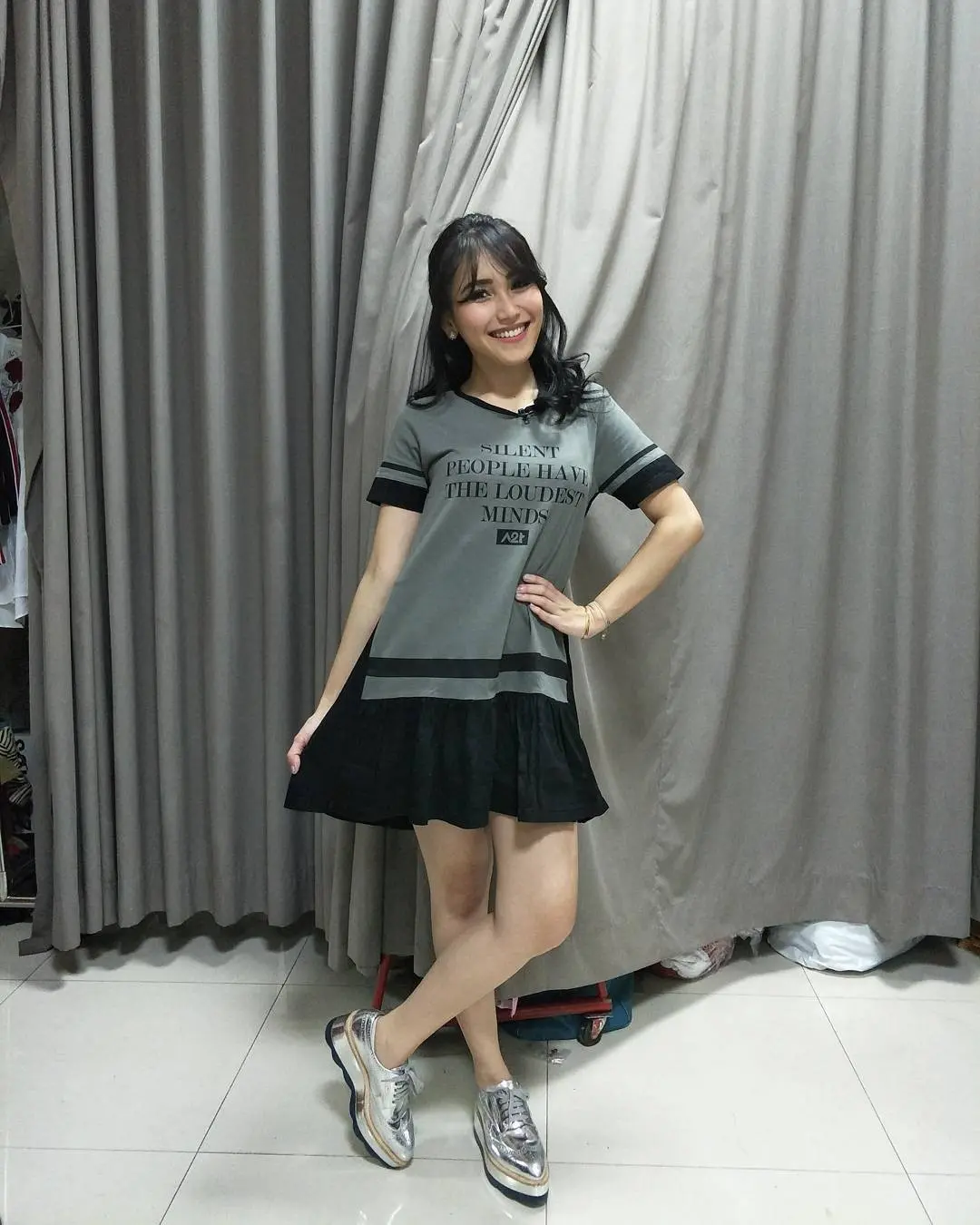 Pakai mini dress bikin tampilan Ayu Ting Ting kaya anak ABG. (Image: ayutingting92/instagram)