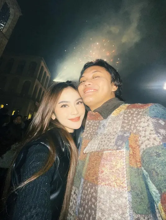 Pasangan Mahalini dan Rizky Febian tak ketinggalan merayakan momen tahun baru di luar negeri. Keduanya tampil serasi dengan outfit berlapis. [@mahaliniraharja]