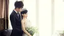 Seorang pria asal Beijing, China bersama boneka seks, yang menjadi mempelai wanita, saat melakukan sesi foto pada pesta pernikahan mereka. Pria 28 tahun yang tidak disebutkan namanya itu divonis mengidap penyakit kanker mematikan. (dailymail.co.uk)