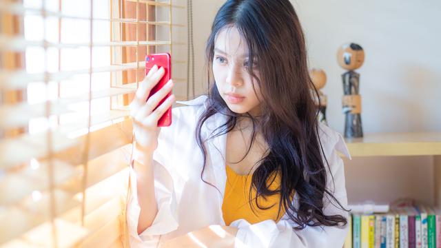 menggunakan aplikasi kencan online