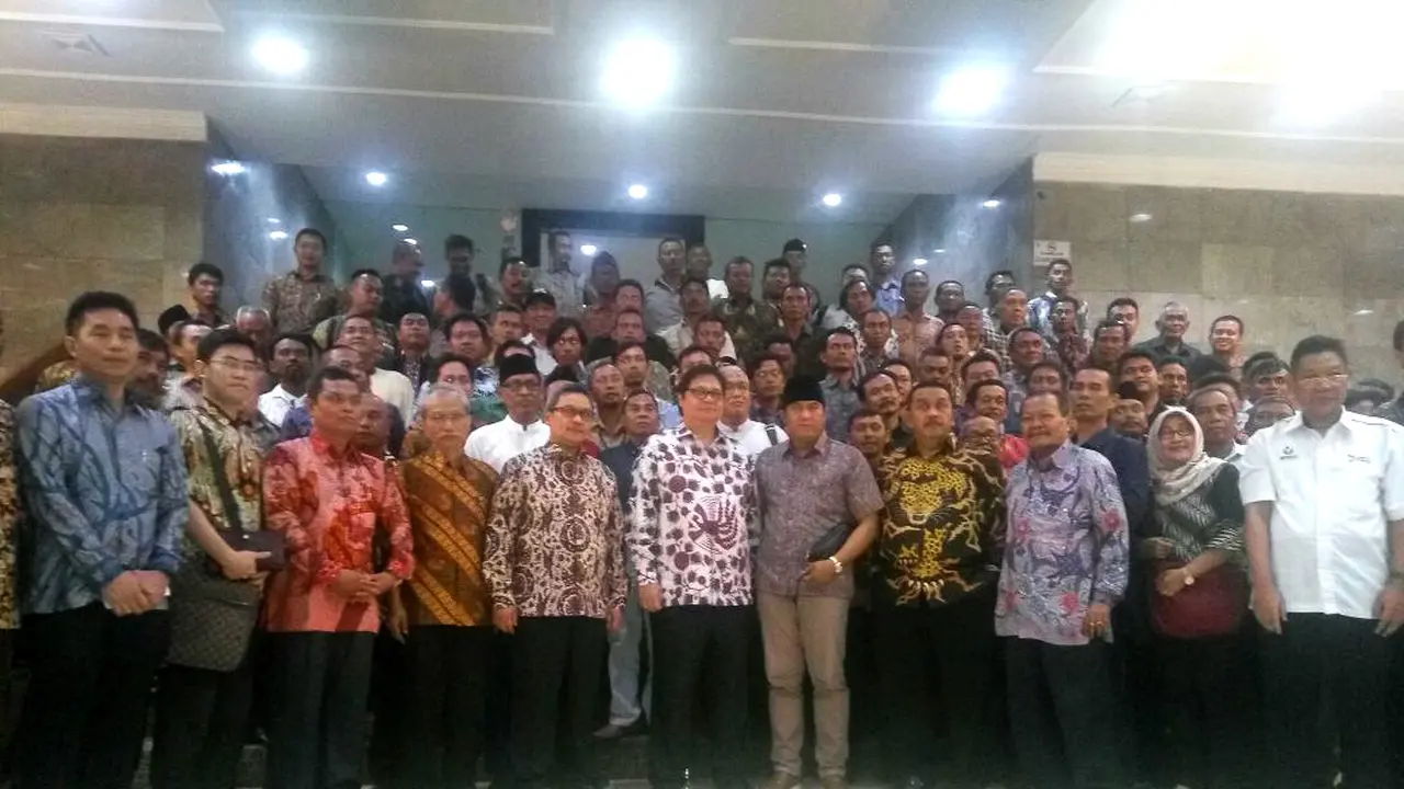 Menteri Perindustrian Airlangga Hartarto bersama petani garam/Merdeka.com