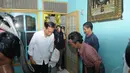 Gubernur DKI Jakarta Joko Widodo menyambangi rumah duka Renggo Khadafi, di Halim Perdanakusuma, Jakarta Timur (Liputan6.com/Herman Zakharia)