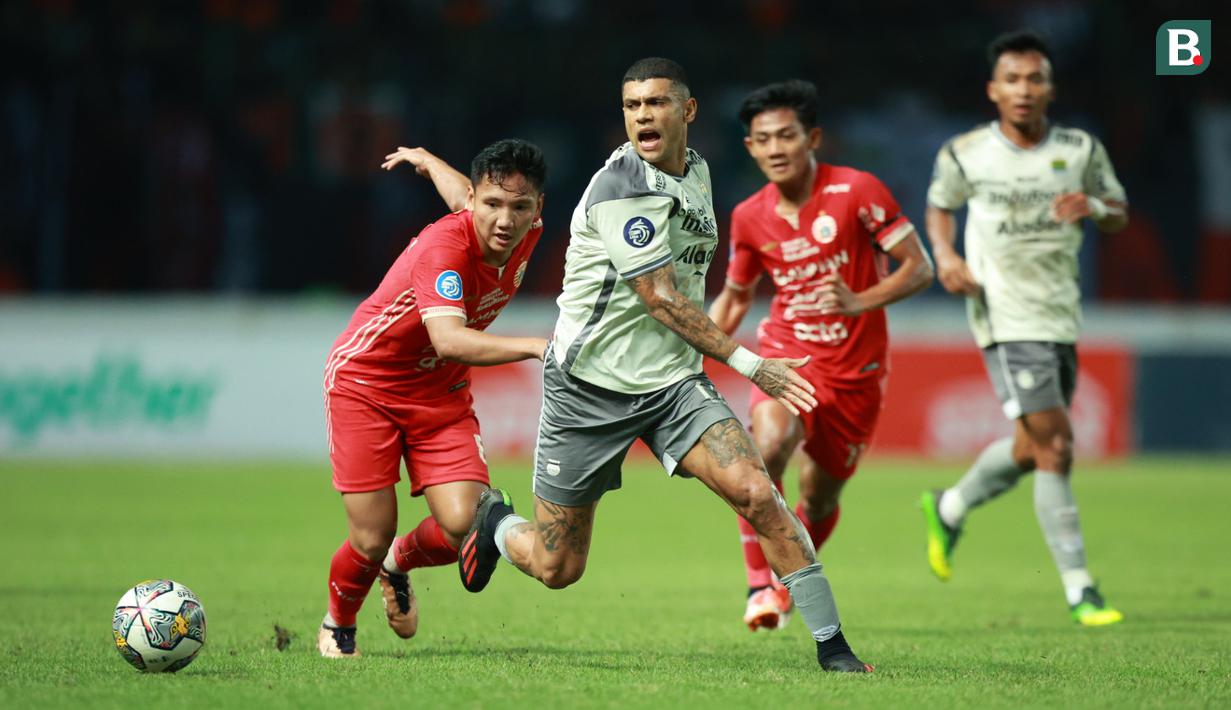 Selebrasi pemain Persija Jakarta, Syahrian Abimanyu (kiri), berebut bola dengan pemain Persib Bandung, Ciro Alves, dalam dalam laga tunda pekan ke-28 BRI Liga 1 2022/2023 yang berlangsung di Stadion Patriot Candrabhaga, Jumat (31/3/2023). (Bola.com/M Iqbal Ichsan)