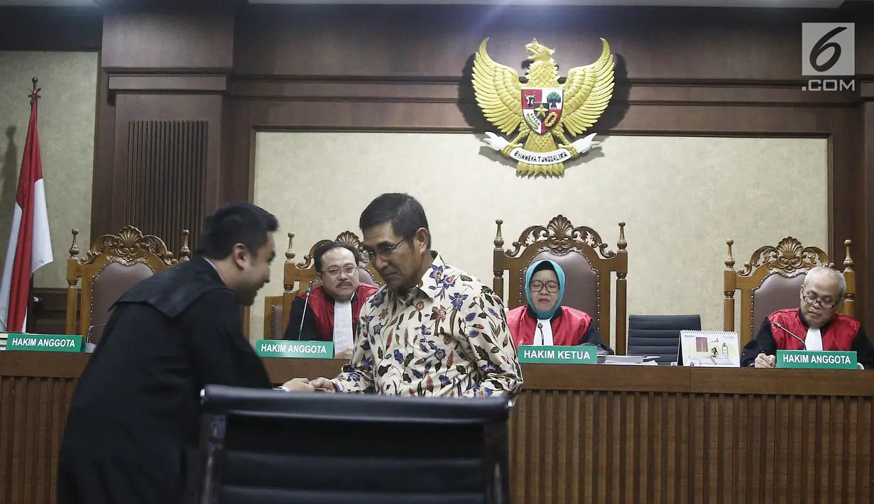 Mantan Hakim MK Hamdan Zoelva bersiap menjalani sidang peninjauan kembali (PK) terpidana kasus suap kuota pembelian gula impor di Perum Bulog untuk terpidana Irman Gusman di Pengadilan Tipikor, Jakarta, Rabu (31/10). (Liputan6.com/Herman Zakharia)