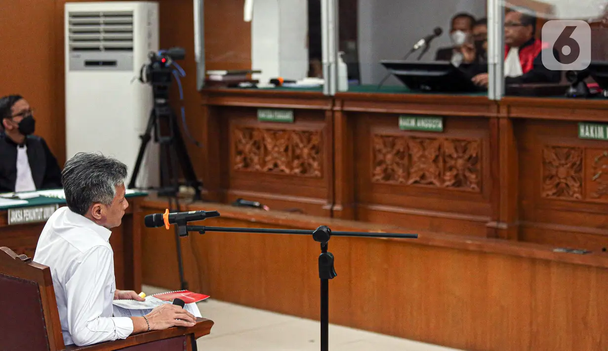 Mantan Kepala Biro Pengamanan Internal (Karo Paminal) Divisi Profesi dan Pengamanan (Propam) Polri Brigjen Hendra Kurniawan menjalani sidang perdana di Pengadilan Negeri Jakarta, Rabu (19/10/2022). Hendra menjalani sidang dengan agenda pembacaan surat dakwaan kasus obstruction of justice atau perintangan proses penyidikan terkait perkara dugaan pembunuhan berencana terhadap Nofriansyah Yosua Hutabarat atau Brigadir J. (Liputan6.com/Faizal Fanani)