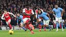 Pemain Arsenal, Bukayo Saka mencetak gol penyeimbang 1-1 dari tendangan penalti ke gawang Manchester City pada laga pekan ke-23 Liga Inggris 2022/2023 yang berlangsung di Emirates Stadium, London, Kamis (16/02/2023) WIB. (AFP/Glyn Kirk)