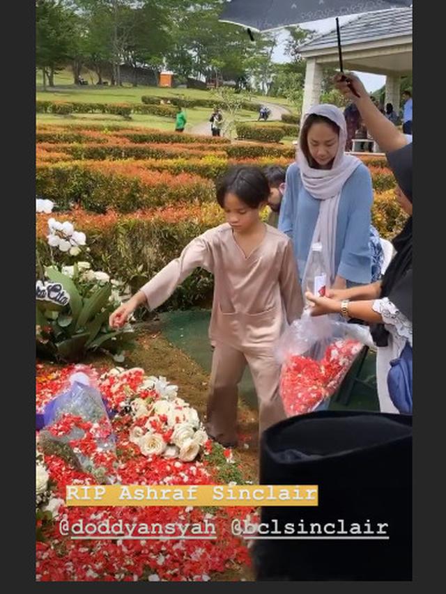 6 Momen Haru Bunga Citra Lestari Kembali Ziarah ke Pusara Ashraf Sinclair