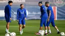 Pemain Paris Saint-Germain Marquinhos, Marco Verratti, Kylian Mbappe  dan Sergio Ramos menghadiri sesi latihan menjelang matchday 4 Grup H Liga Champions menjamu Benfica, di tempat latihan klub Camp des Loges di Saint-Germain-en-Laye, dekat Paris pada 10 Oktober 2022. Siapa pun yang menang dalam duel di Paris nanti akan semakin dekat dengan kelolosan ke babak 16 besar. (FRANCK FIFE / AFP)