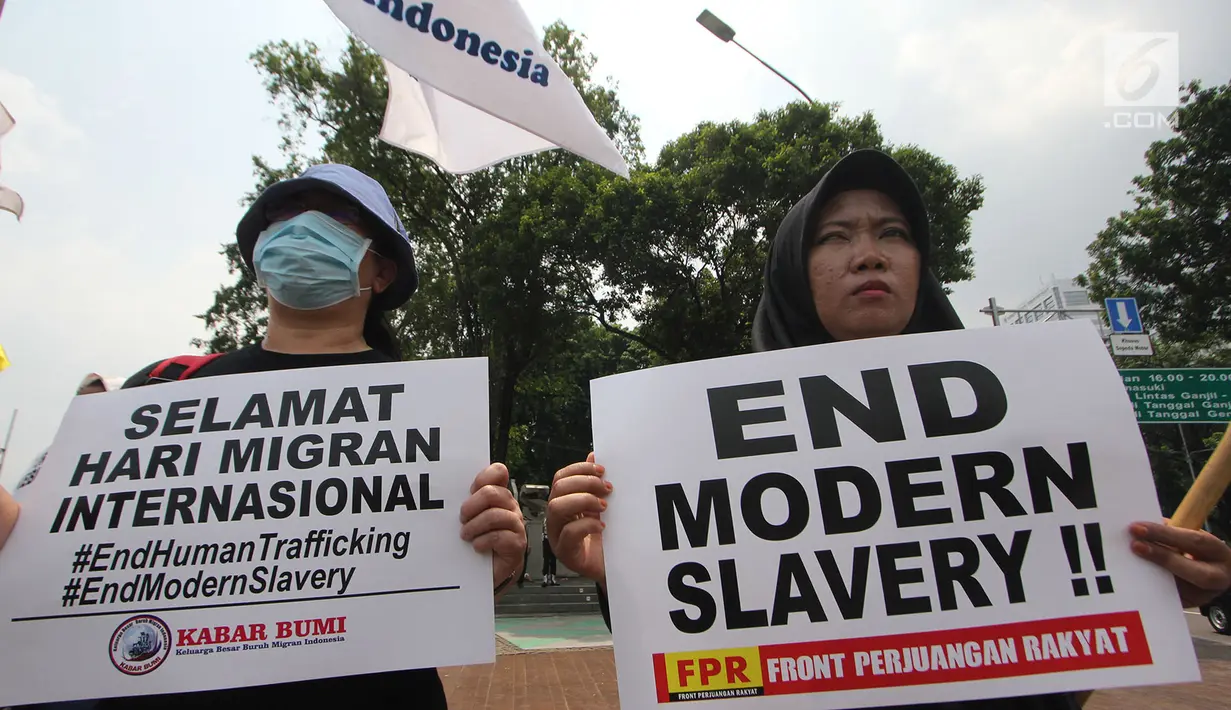 Massa berunjuk rasa memperingati Hari Buruh Migran Internasional 2018 di depan Istana Merdeka, Jakarta, Selasa (18/12). Mereka meminta pemerintah menciptakan layanan kesehatan dan pendidikan gratis bagi Buruh Migran Indonesia. (Merdeka.com/Imam Buhori)