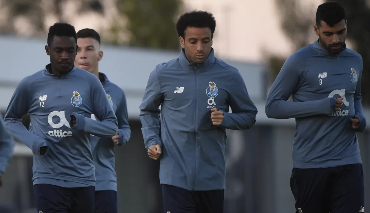 Pemain FC Porto Zaidu Sanusi, Mateus Uribe, Felipe Andersson dan Mehdi Taremi mengikuti sesi latihan di tempat latihan klub di Olival, Vila Nova de Gaia, Senin (30/11/2020). FC Porto akan menjamu Manchester City dalam matchday 5 Grup C Liga Champions, Rabu (2/12/2020) dinihari WIB (MIGUEL RIOPA/AFP)