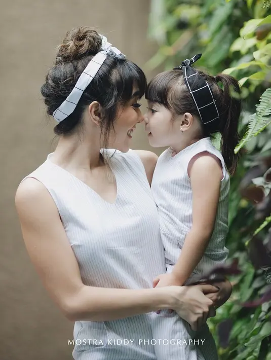 Gisel memang kerap membagikan tingkah laku Gempi di Instagram. Tak hanya itu saja, dalam beberapa kesempatan ibu dan anak ini tampil begitu serasi dan kompak. (Foto: instagram.com/gisel_la)