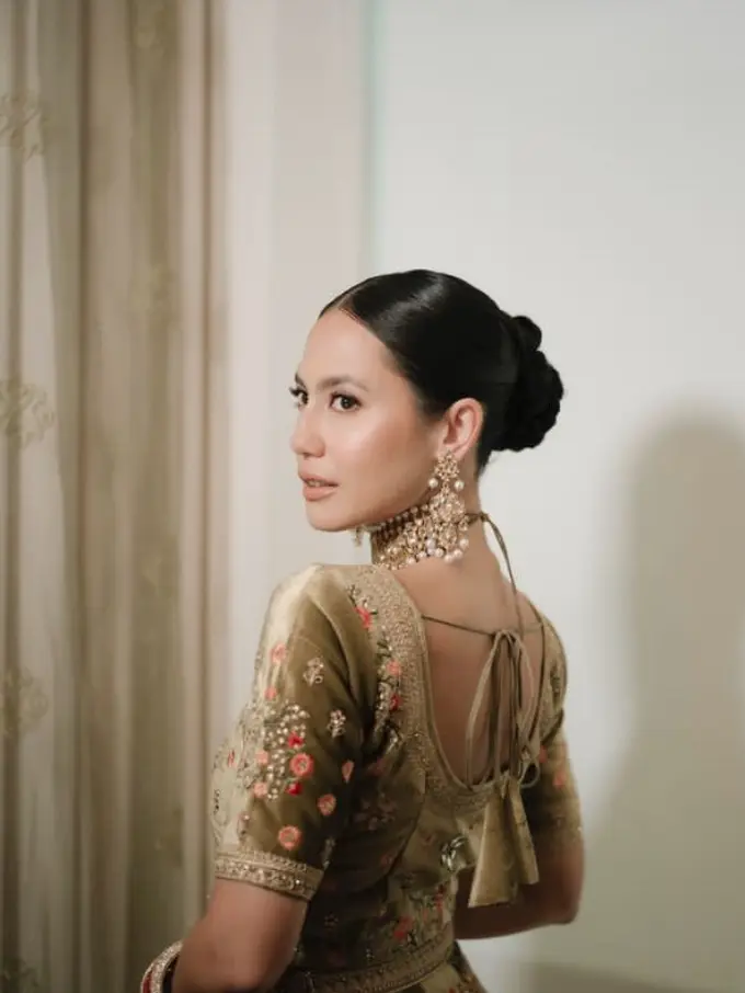 Pevita Pearce Dibalut Lahengan dan Sari di Malam Berinai