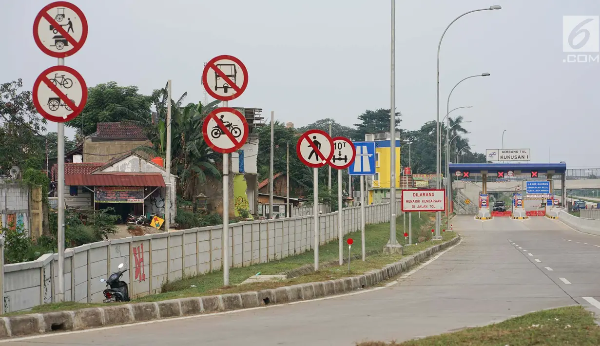 Rambu lalu lintas terpasang sebelum Gerbang Tol Kukusan I di Jalan Tol Cijago Seksi II ruas Bogor-Kukusan, Depok, Senin (17/6/2019). Setelah sempat diuji coba dua pekan, ruas tol yang nantinya menghubungkan jalur Jagorawi-Cinere tersebut kembali ditutup untuk umum. (Liputan6.com/Immanuel Antonius)