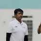 Manajer pelatih Timnas Indonesia, Shin Tae-yong didampingi Indra Sjafri, saat latihan Timnas U-19 di Stadion Wibawa Mukti, Senin (13/1/2020). Pria asal Korsel ini menjadi supervisi untuk Timnas Indonesia senior, U-22, U-20, dan U-16. (Bola.com/M Iqbal Ichsan)