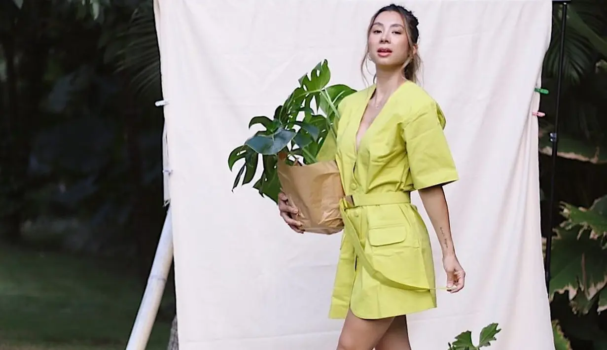 Jangan takut untuk bereksplorasi dengan warna, karena nuansa neon juga akan memberikan kesan enerjik yang tak terbantahkan.  (Foto: Jennifer Bachdim/ Instagram)