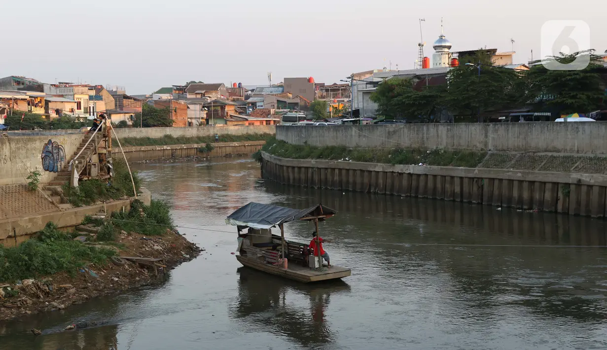 Perahu eretan dipergunakan warga untuk menyeberangi Sungai Ciliwung, Jakarta, Senin (27/7/2020). Setiap tanggal 27 Juli diperingati sebagai Hari Sungai Nasional, namun ironisnya kondisi sungai Ciliwung masih terlihat banyak ceceran sampah, terutama plastik. (Liputan6.com/Helmi Fithriansyah)