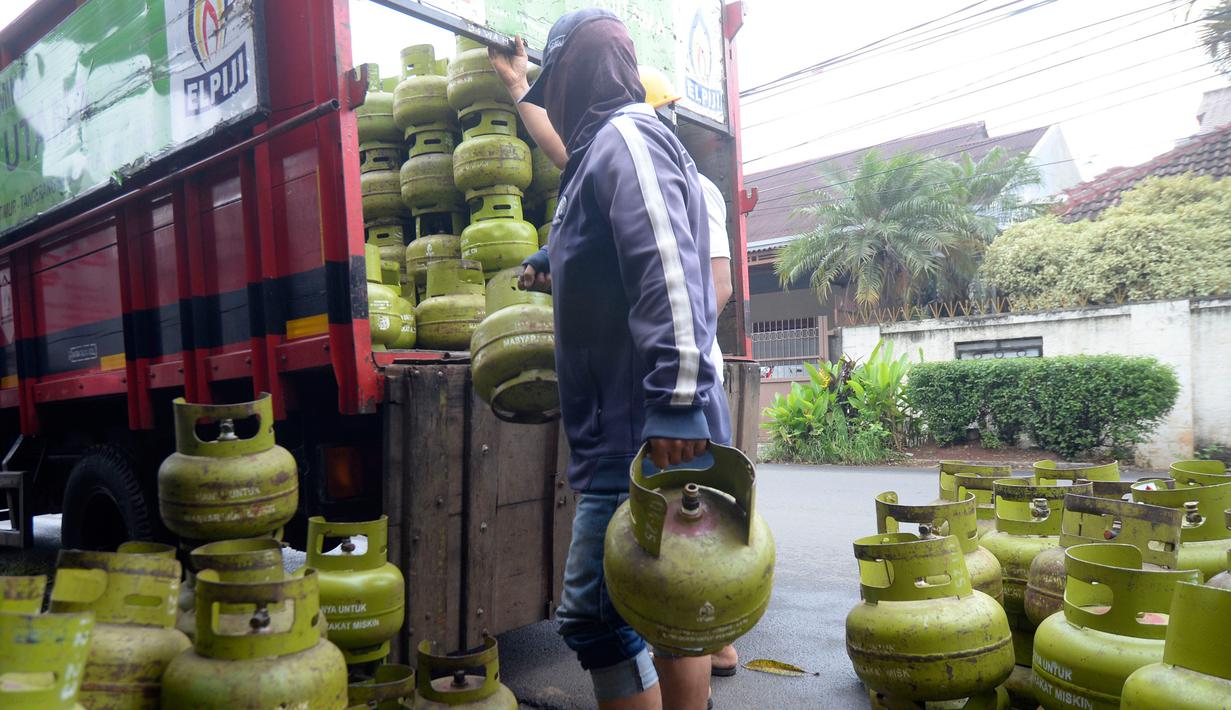 Pekerja menata tabung gas LPG 3 yang kosong sebelum pengisian ulang di agen LPG, Pamulang, Tangerang Selatan, Kamis (5/11/2020). Dalam dua bulan di masa pandemi ini, permintaan LPG subsidi 3 Kg ditingkat pengecer meningkat 5 persen untuk memenuhi kebutuhan masyarakat. (merdeka.com/Dwi Narwoko)