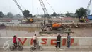 Warga mengamati pengerjaan proyek normalisasi Sungai Ciliwung di Jakarta, Selasa (8/11). Pemprov DKI menargetkan normalisasi Sungai Ciliwung rampung pada 2018 mendatang yang akan ditunjang dengan ketersediaan rusun. (Liputan6.com/Immanuel Antonius)