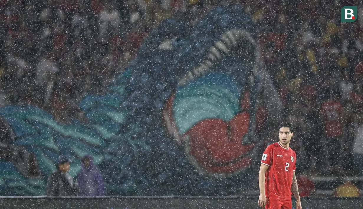 Pemain Timnas Indonesia, Kevin Diks saat melakukan debut bersama timnya ketika laga lanjutan putaran ketiga Grup C Kualifikasi Piala Dunia 2026 melawan Jepang di Stadion Utama Gelora Bung Karno (SUGBK), Senayan, Jakarta, Jumat (15/11/2024). (Bola.com/Bagaskara Lazuardi)