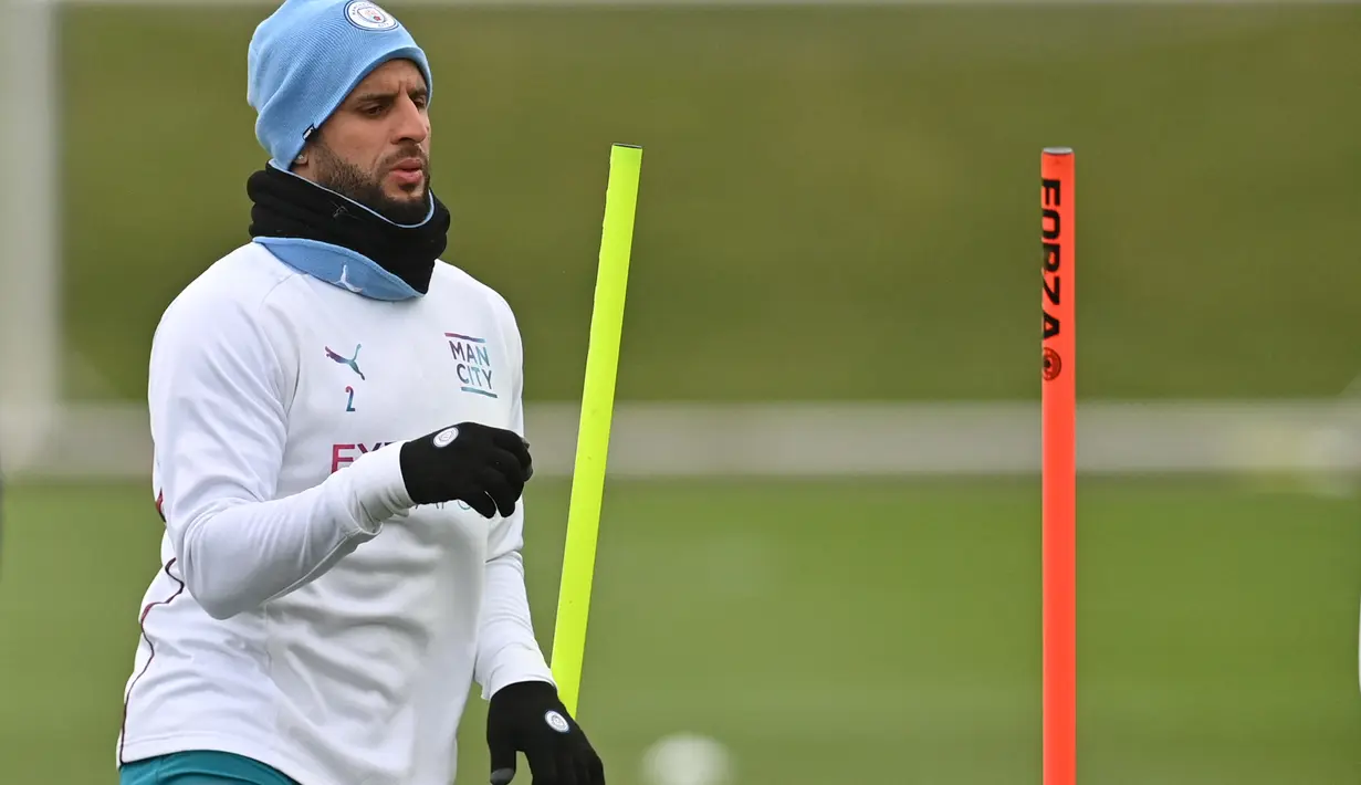 Bek Manchester City, Kyle Walker mengambil bagian dalam sesi latihan di tempat latihan Manchester City di Manchester, barat laut Inggris (4/4/2022). Man City akan bertanding melawan Atletico Madrid pada leg pertama perempat final Liga Champions di Etihad Stadium. (AFP/Paul Ellis)