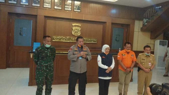 Kapolda Jatim Irjen Pol Luki Hermawan dan Pangdam V/ Brawijaya Mayjen TNI R Wisnoe Prasetja Boedi bersama Gubernur Jatim Khofifah Indar Parawansa. (Foto: Liputan6.com/Dian Kurniawan)