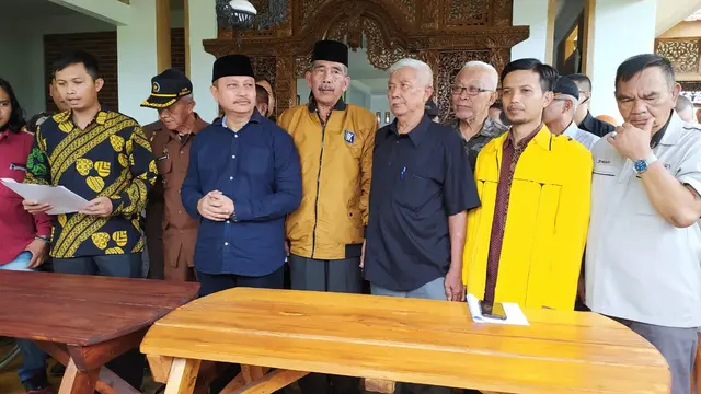 Iwan Saputra (Berkopiah Hitam), saat memberikan penjelasan di depan wartawan, sebelum mengembalikan formulir pendaftaran dukungan partai untuk pilkada Tasikmalaya 2020.