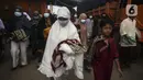 Umat muslim usai melaksanakan salat Idul Adha 1442 H berjemaah di Kali Baru, Cilincing, Jakarta, Selasa (20/7/2021). Sejumlah warga tetap melaksanakan salat berjemaah meski Kementerian Agama menerbitkan surat edaran pelaksanaan salat Idul Adha di rumah masing-masing. (Liputan6.com/Johan Tallo)