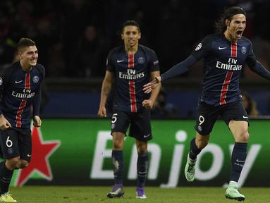 Pemain PSG, Edinson Cavani (kanan) merayakan golnya ke gawang Chelsea pada leg pertama babak 16 Liga Champions, di Parc des Princes, Paris, Rabu (17/2/2016) dini hari WIB.  (AFP / Franck Fife)