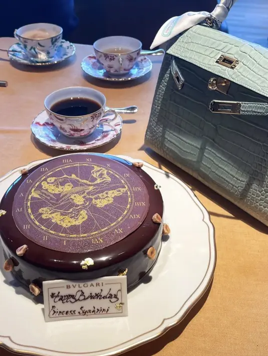 Syahrini juga mendapatkan cake mewah dari Bvlgari di samping tas Hermesnya.  [Instagram/(@princessyahrini]