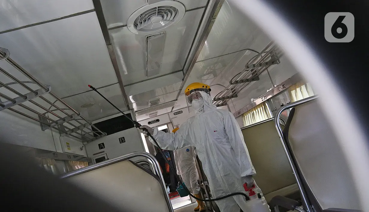 Petugas melakukan penyemprotan disinfektan pada gerbong kereta api di Stasiun Pasar Senen, Jakarta, Minggu (15/3/2020). PT KAI Daop I Jakarta melakukan penyemprotan disinfektan dan pembersihan KA jarak jauh untuk antisipasi dan pencegahan penyebaran COVID-19. (Liputan6.com/Herman Zakharia)